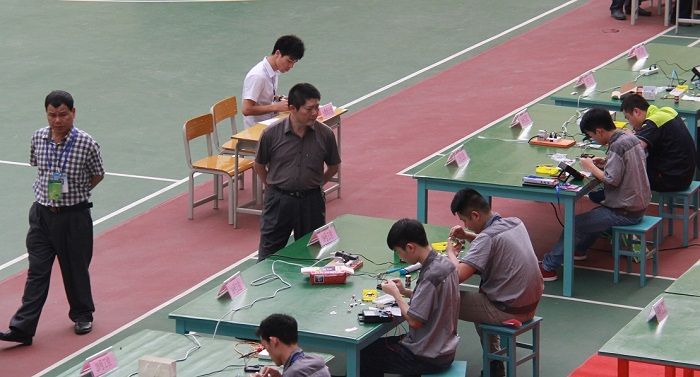 李仲良校长巡查比赛现场.JPG