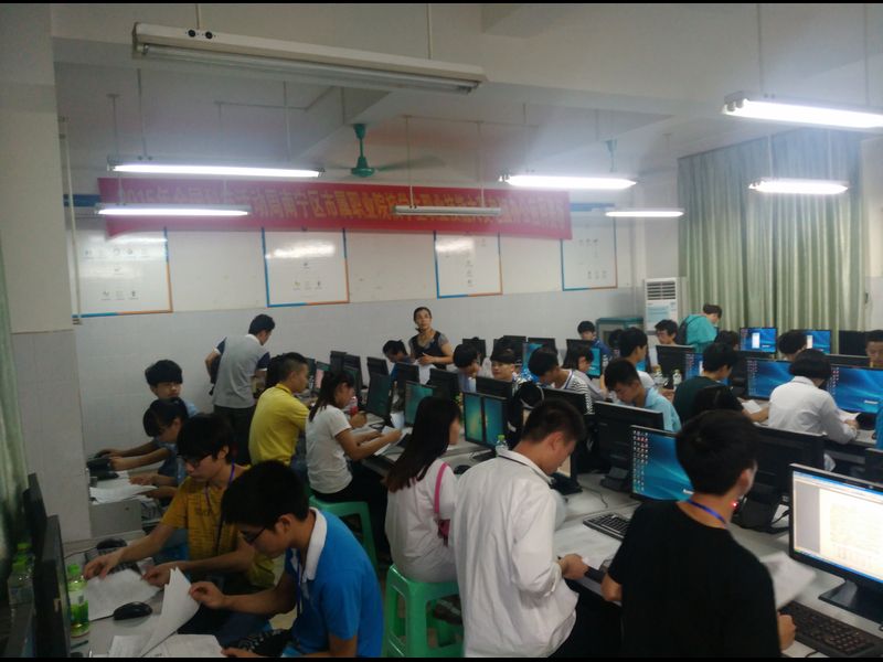 电脑

组紧张比赛中.jpg