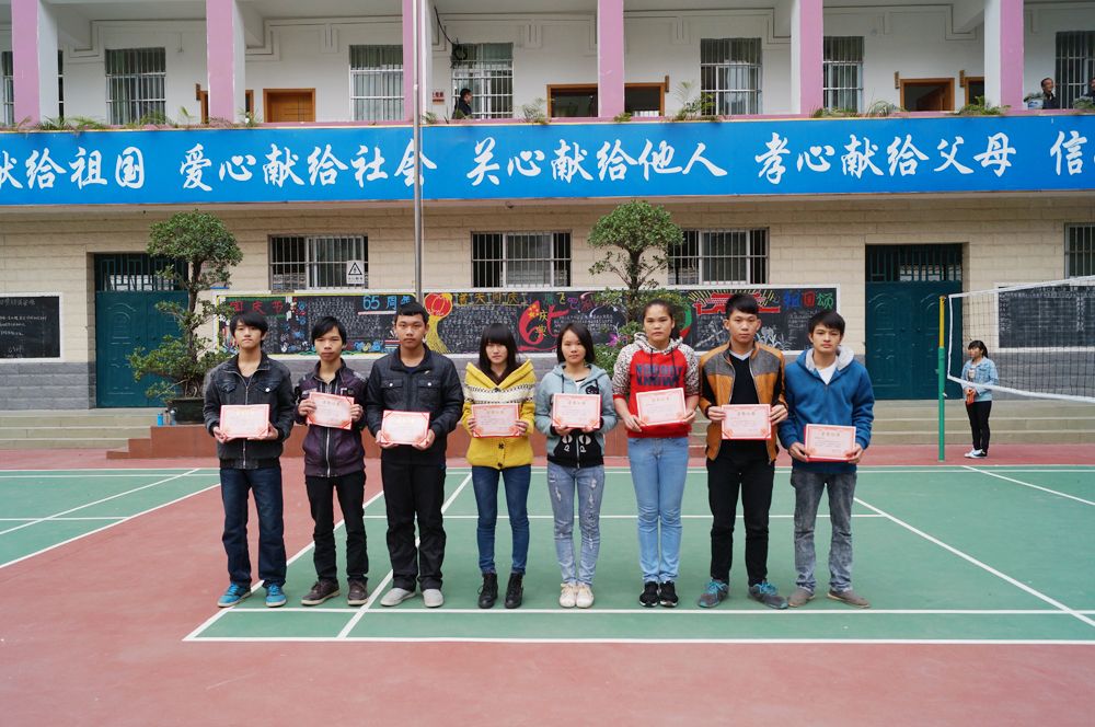 我校对2014年秋季学期成绩优秀及表现优异的学生进行奖励