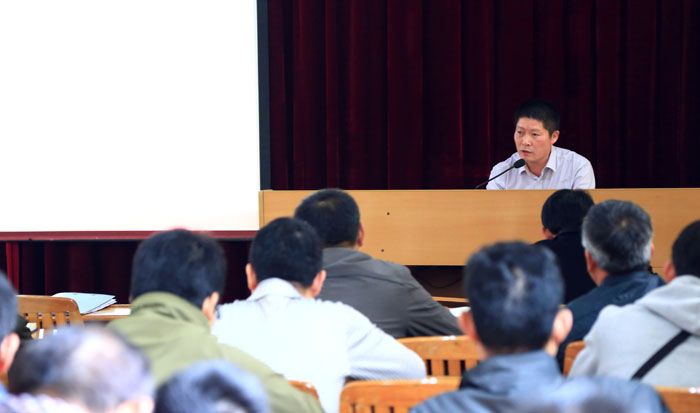 李校长主讲党课.jpg