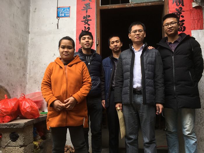 我校部分中层领导及老师到钟山县看望贫困户