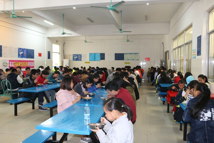 6.“两后生”正在有序就餐.JPG