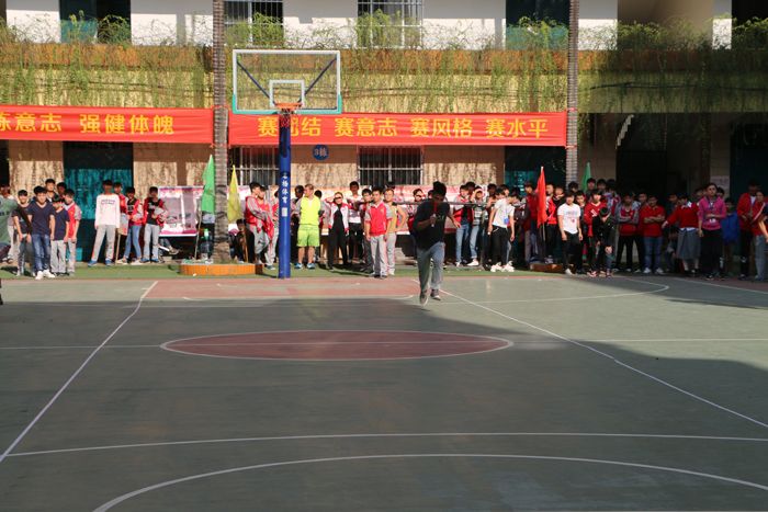 运动员在参加迎面接力赛.JPG
