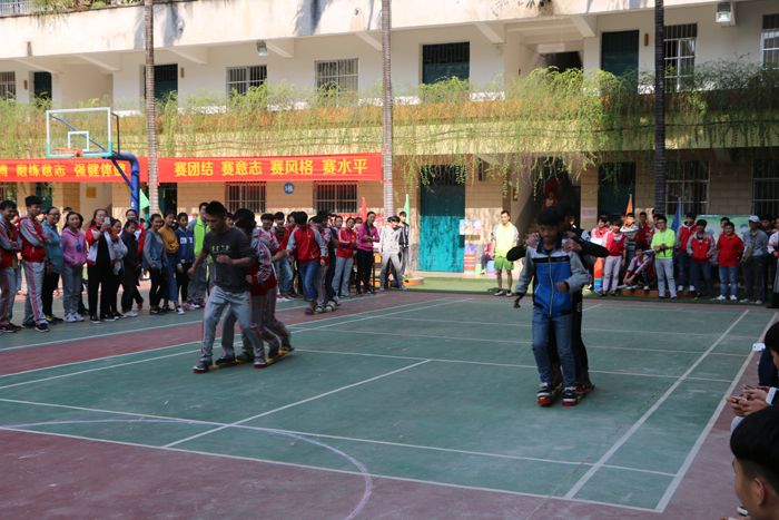 2.运动员正在参加三人板鞋比赛.JPG