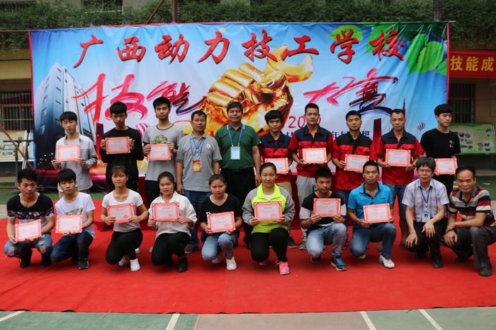 荣获一等奖的同学与学校领导合影.JPG