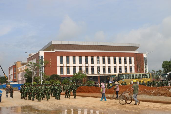 05参观学生食堂.JPG