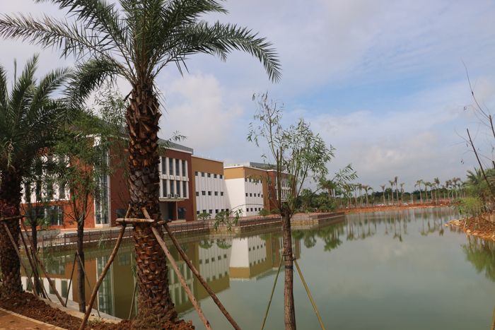 08学生食堂与灵秀湖.JPG