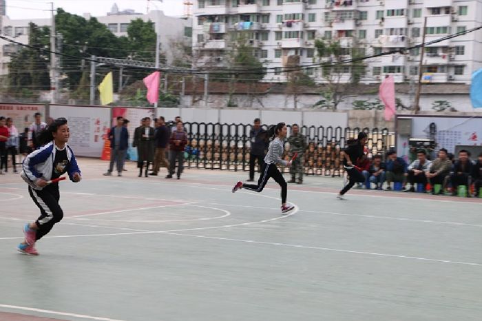 校趣味运动会项目之10人迎面接力比赛