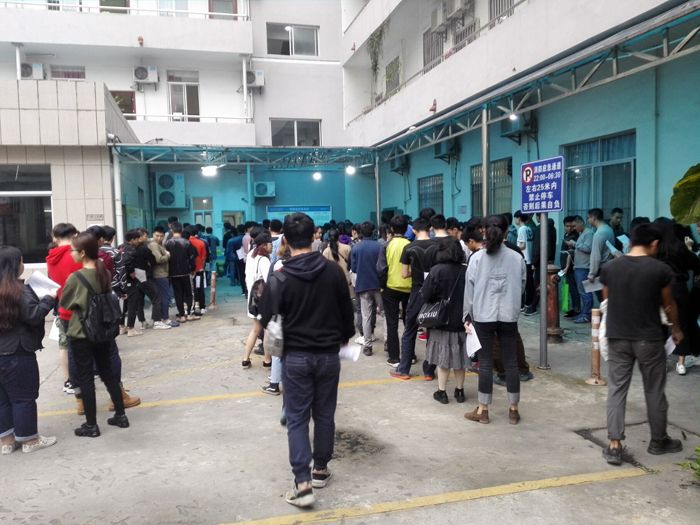 3同学们在排队依次进行体检.jpg