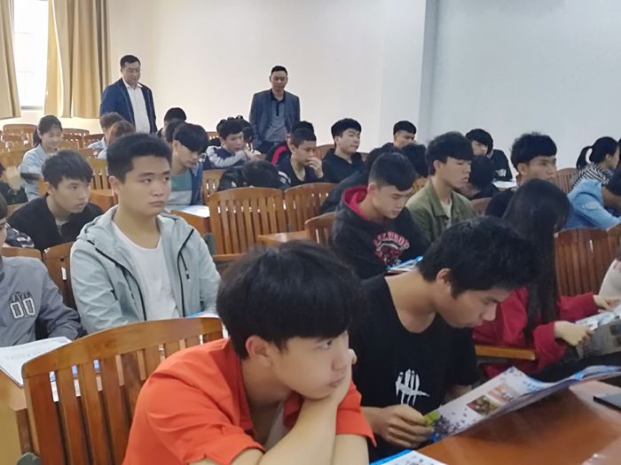 03同学们在认真听讲.jpg
