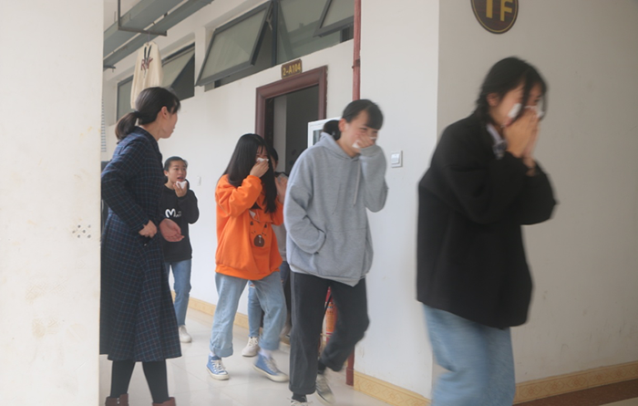 同学们做好防护措施有序撤离