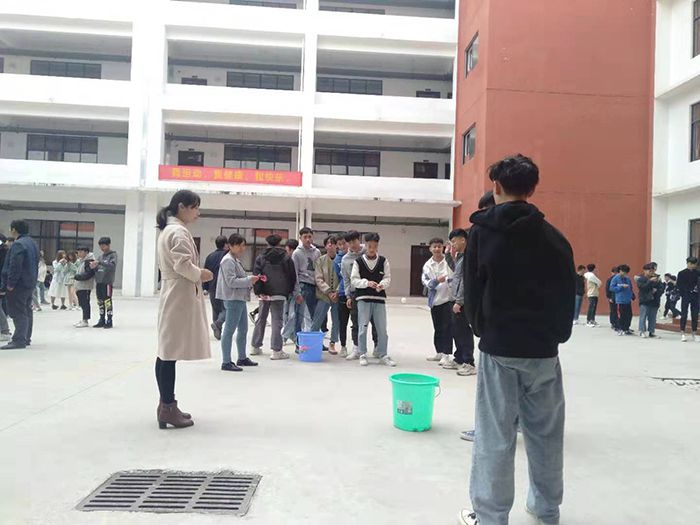 弹乒乓球活动.jpg