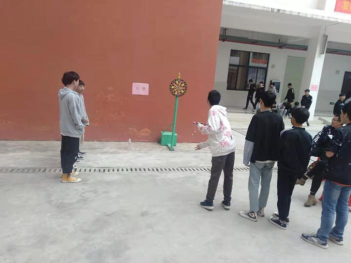 飞镖比拼.jpg