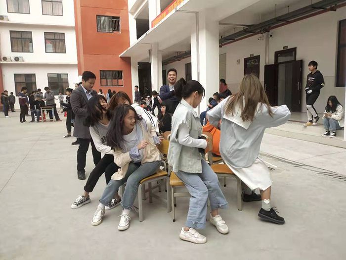 抢椅子活动.jpg