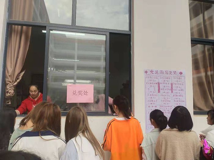 同学们兑奖现场.jpg