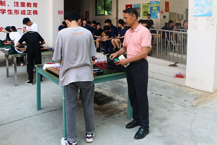 许钟尤校长参观指导技能比赛.jpg