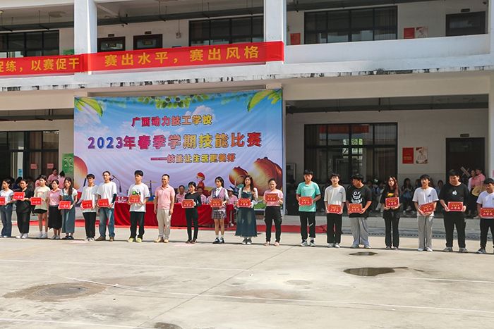 校领导为获奖学生颁奖.jpg
