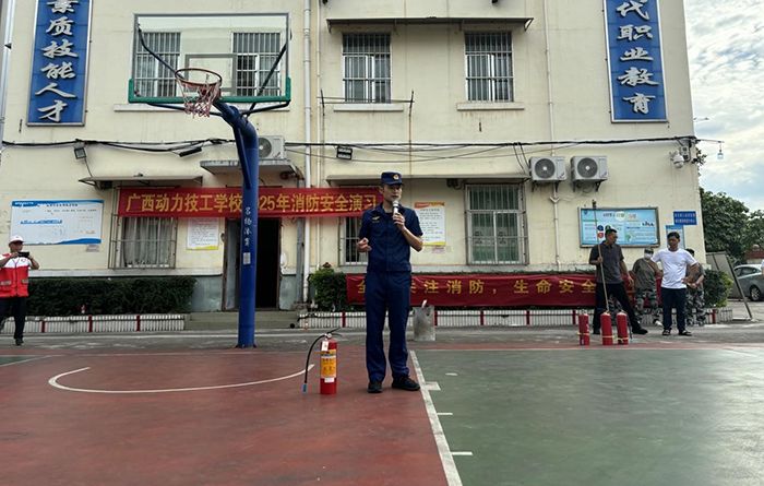 师生齐上阵，筑牢校园安全“防火墙”