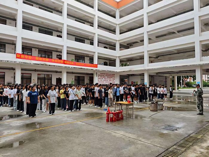 武鸣校区开展消防疏散演练 筑牢校园安全防线